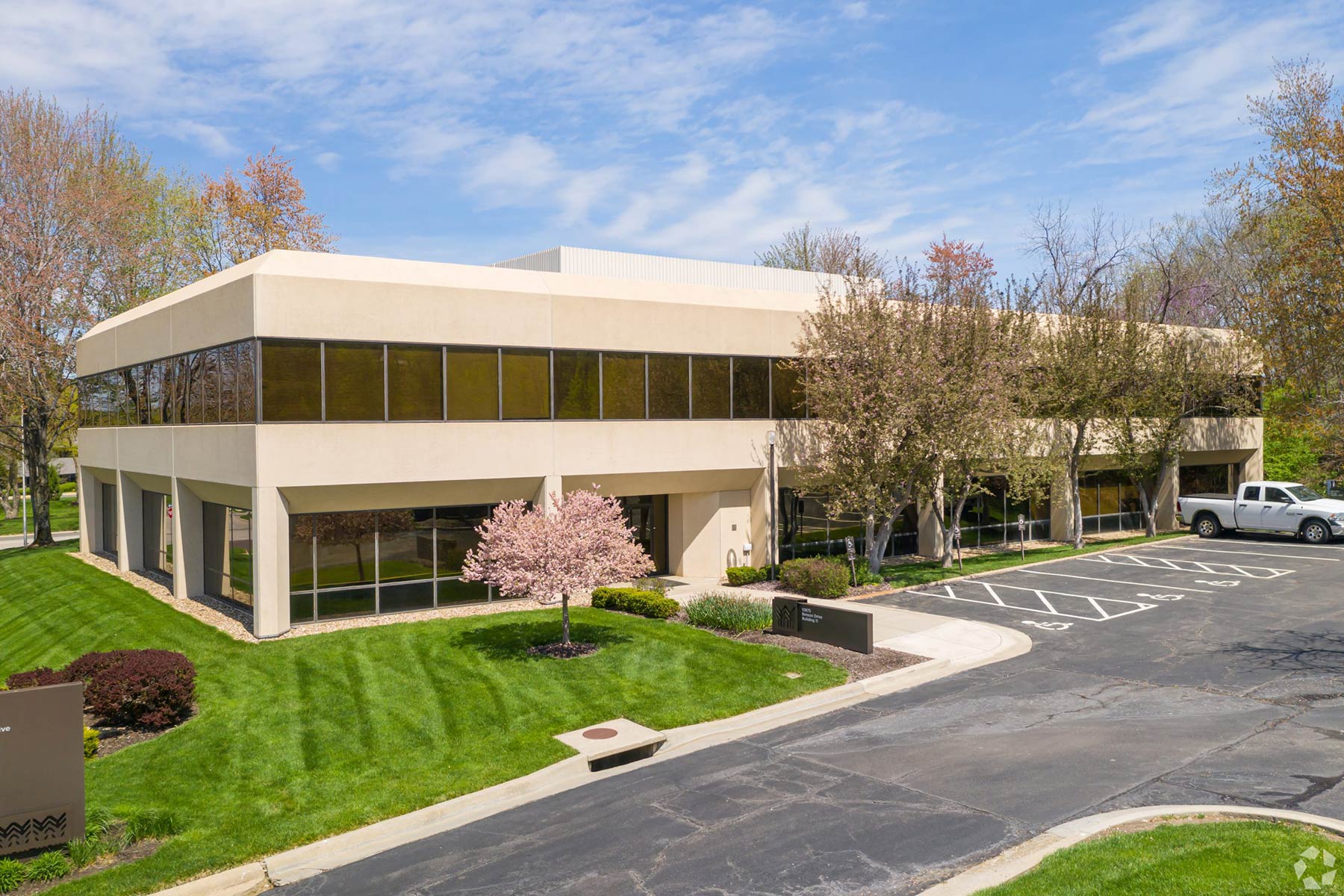 10875 Benson Dr, Overland Park, Kansas, - Corporate Woods 11 - Office Building For Sale